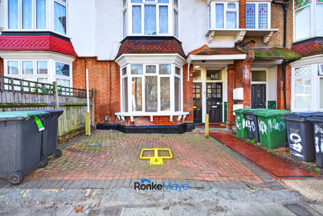 Ground floor 2-3 bedroom garden flat w/ private parking, Catford