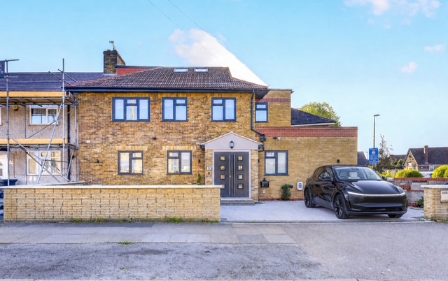 Stunning 4 Bed End of Terrace Home – Brookehowse Road, SE6