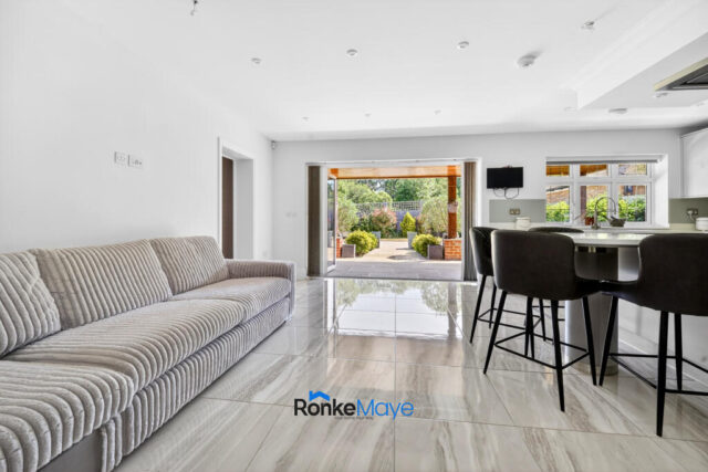 Beautiful 4 Bed Detached House in Hasell Park Place, Bromley