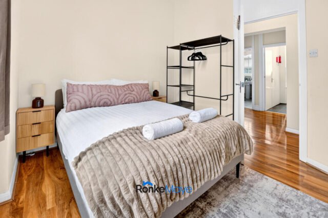Beautifully Presented Two-Bedroom Apartment in Devon Mansions, Tooley Street