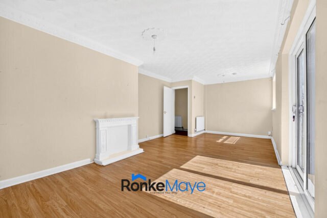 Spacious Three-Bedroom End-of-Terrace House with Large Garden in Dagenham