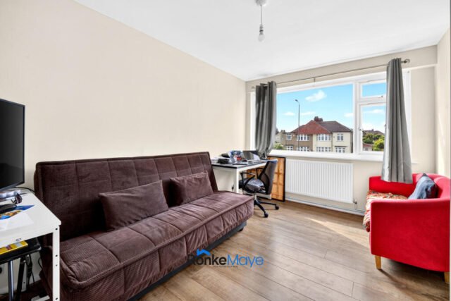 Spacious Two-Bedroom Maisonette with Private Garden in Welling