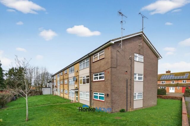 Two-Bedroom Flat with Communal Gardens in Caterham, CR3