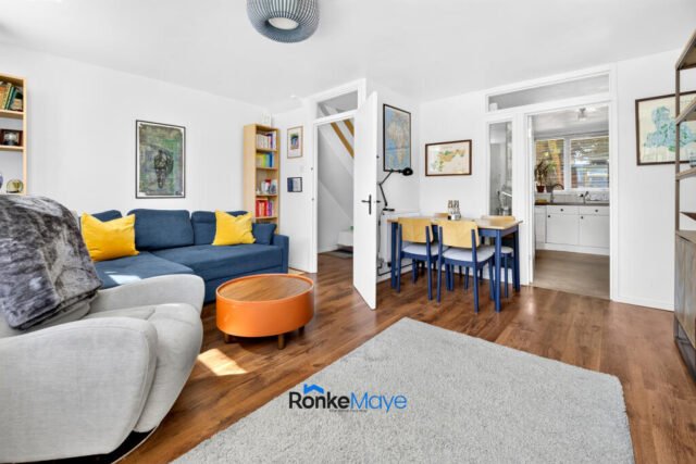 Two-Bedroom Maisonette with Parking in Hither Green, SE13