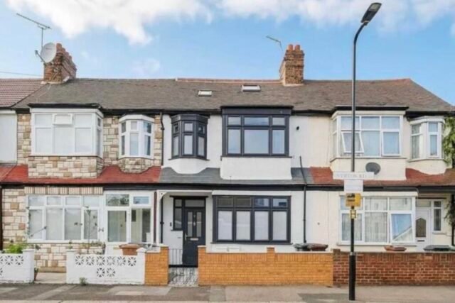 Spacious Two-Bedroom Split-Level Maisonette in Leyton, E10